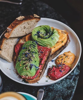 toast avocat polémique
